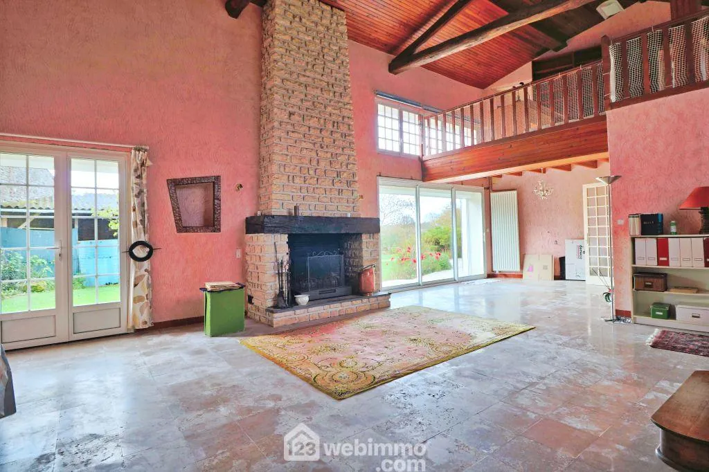 Longère rénovée de 240 m² à Saint Macoux, proche commodités 