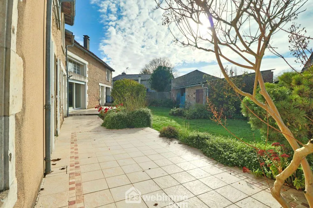 Longère rénovée de 240 m² à Saint Macoux, proche commodités 