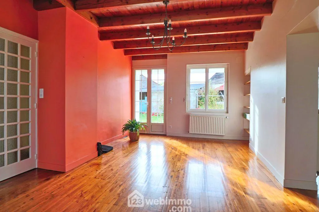 Longère rénovée de 240 m² à Saint Macoux, proche commodités 