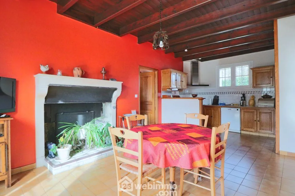 Longère rénovée de 240 m² à Saint Macoux, proche commodités 