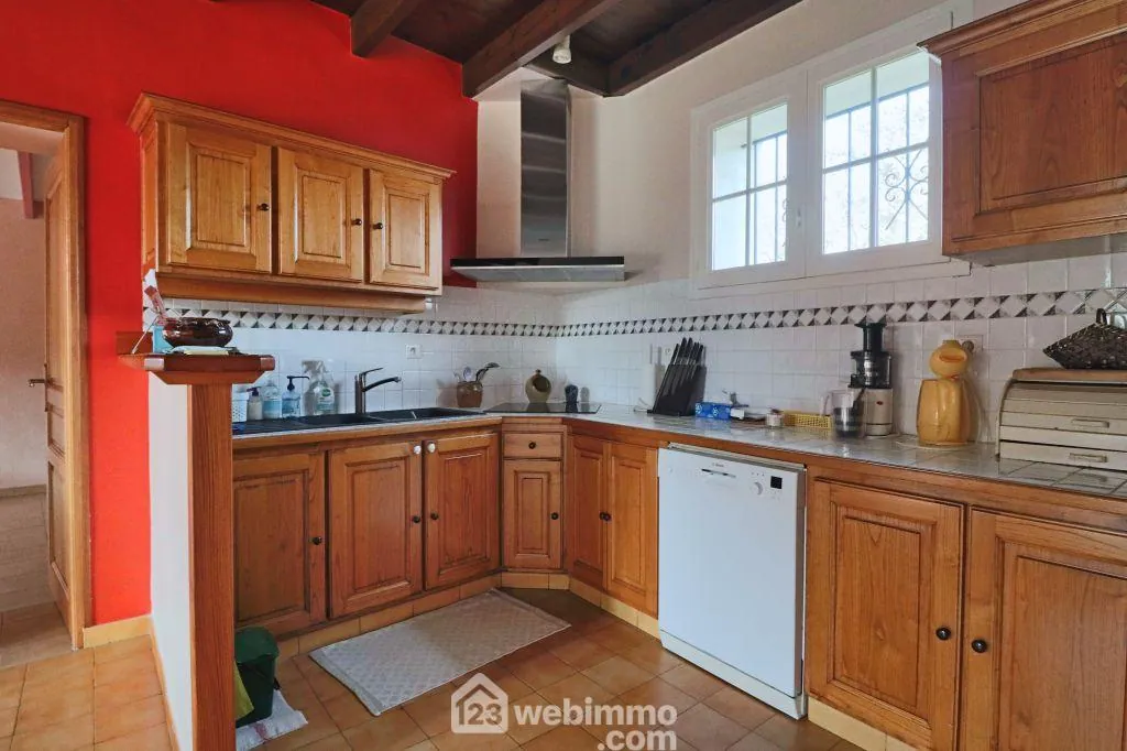 Longère rénovée de 240 m² à Saint Macoux, proche commodités 