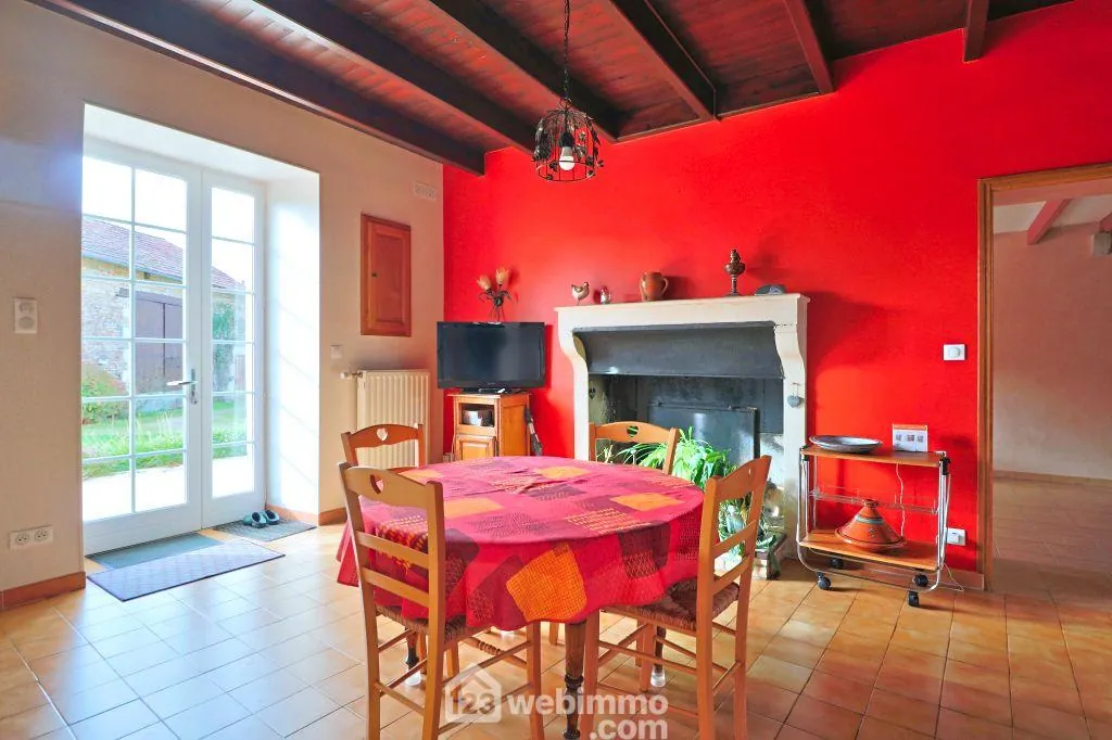 Longère rénovée de 240 m² à Saint Macoux, proche commodités 