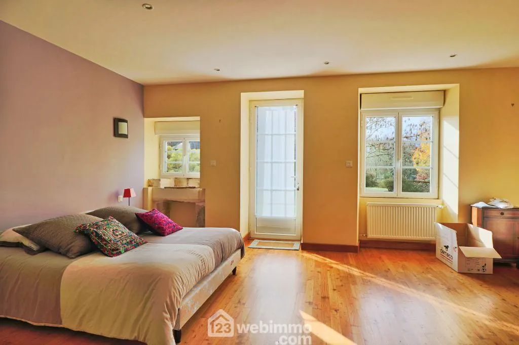 Longère rénovée de 240 m² à Saint Macoux, proche commodités 