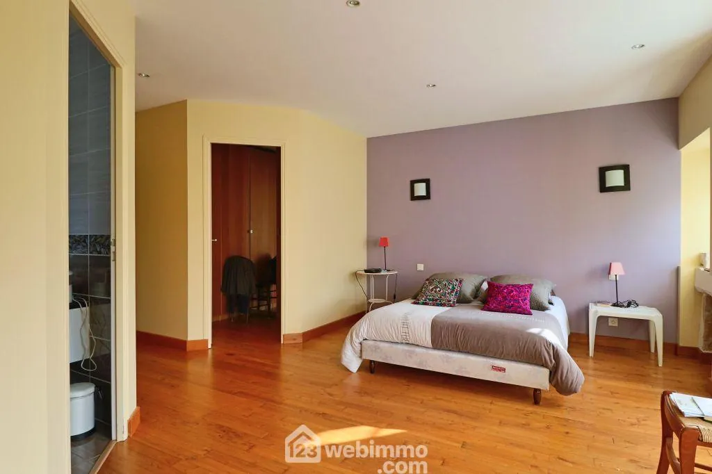 Longère rénovée de 240 m² à Saint Macoux, proche commodités 