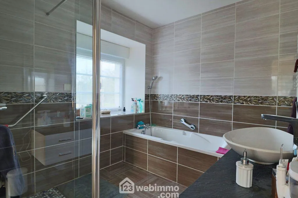 Longère rénovée de 240 m² à Saint Macoux, proche commodités 