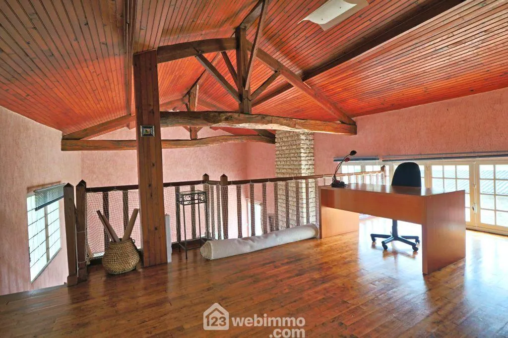 Longère rénovée de 240 m² à Saint Macoux, proche commodités 