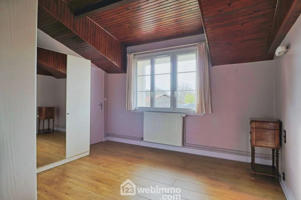 Longère rénovée de 240 m² à Saint Macoux, proche commodités 