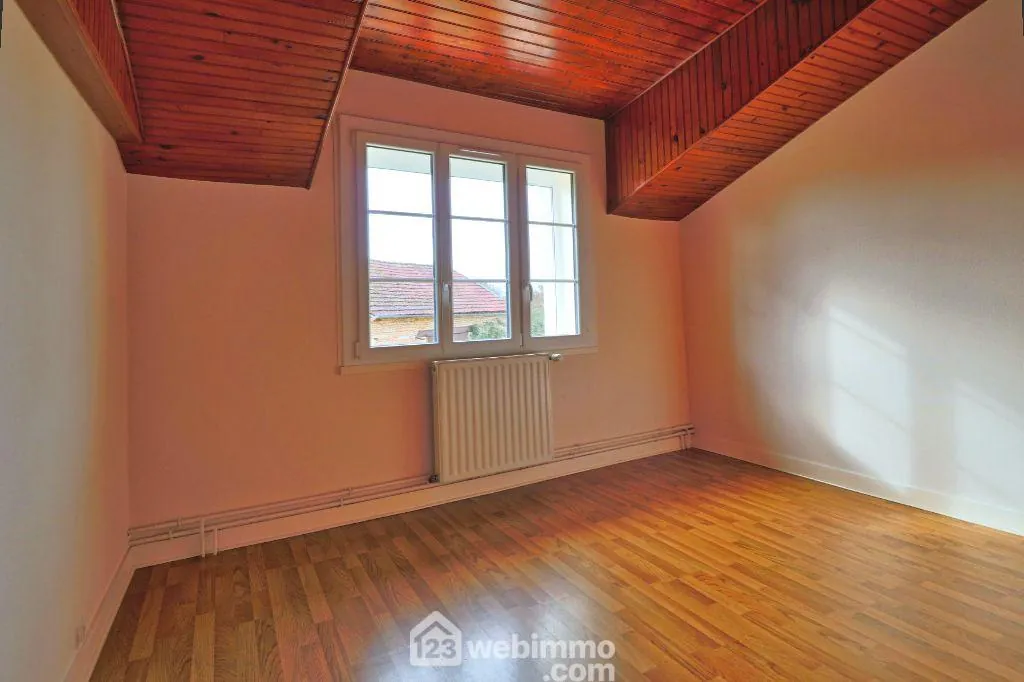 Longère rénovée de 240 m² à Saint Macoux, proche commodités 