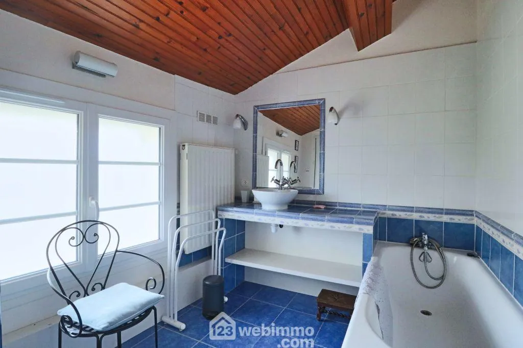 Longère rénovée de 240 m² à Saint Macoux, proche commodités 