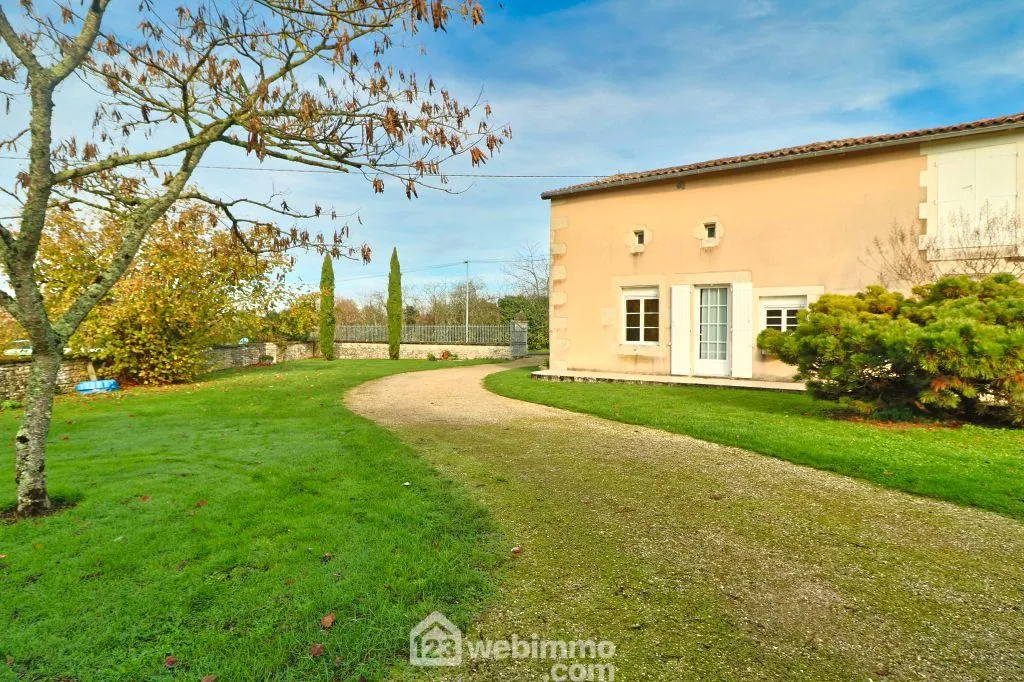 Longère rénovée de 240 m² à Saint Macoux, proche commodités 