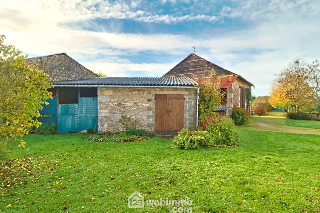 Longère rénovée de 240 m² à Saint Macoux, proche commodités 