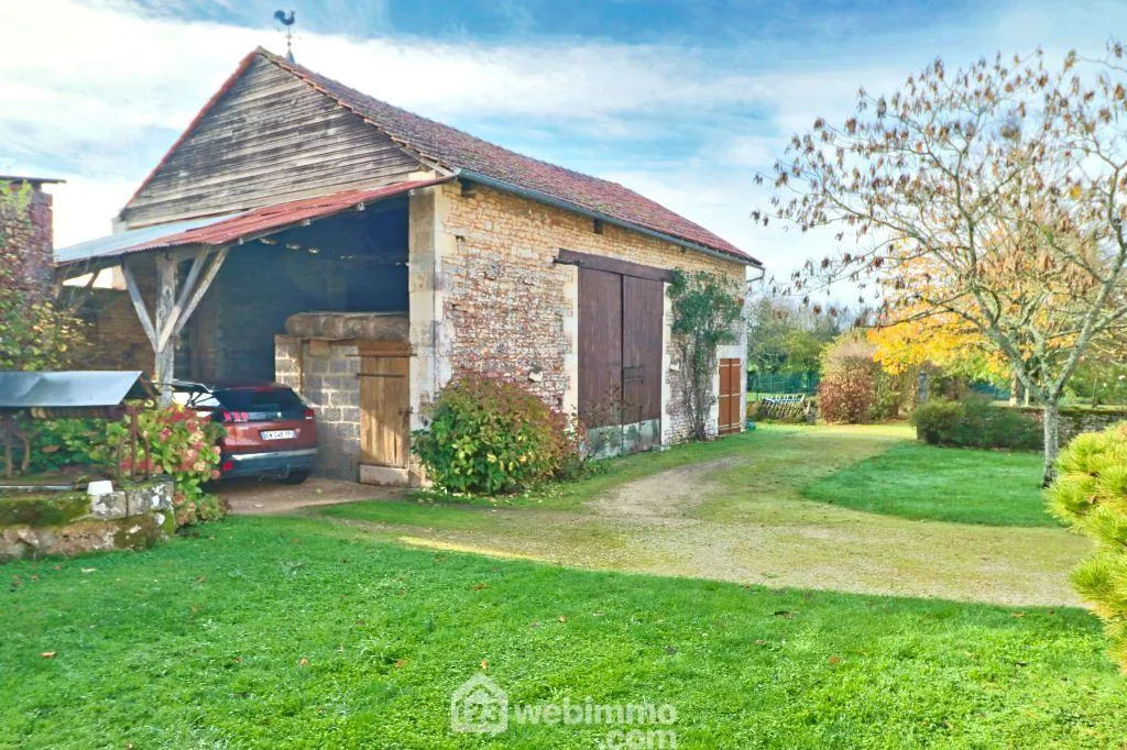 Longère rénovée de 240 m² à Saint Macoux, proche commodités 