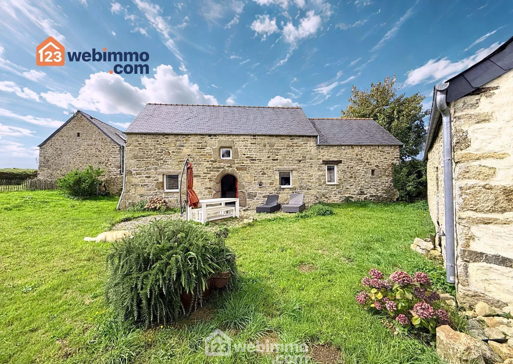 Propriété avec gîtes et dépendances à Plouégat-Moysan - investissement locatif et résidence