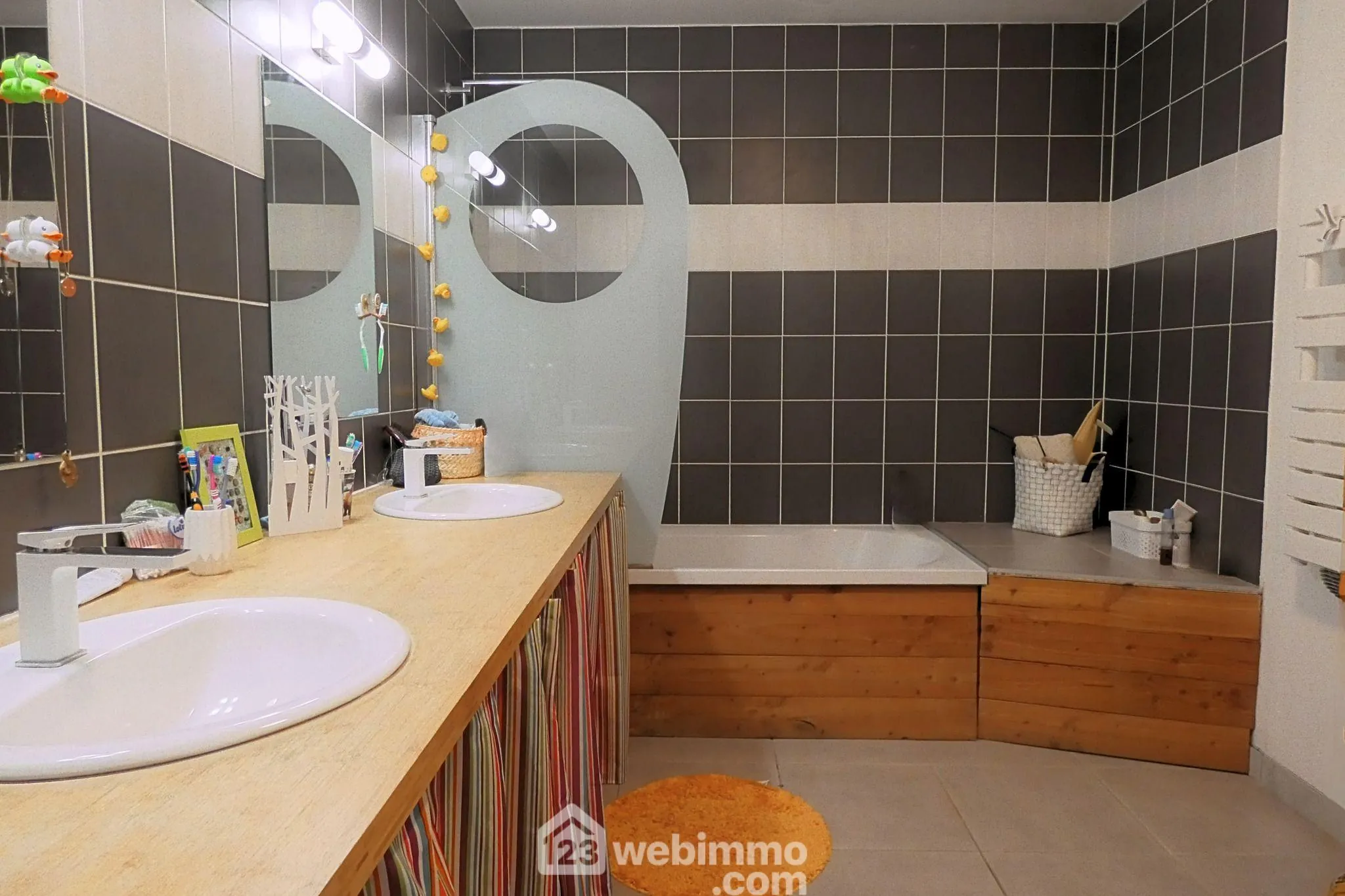 Charme et volumes : maison mitoyenne de 141 m² à Ugine 