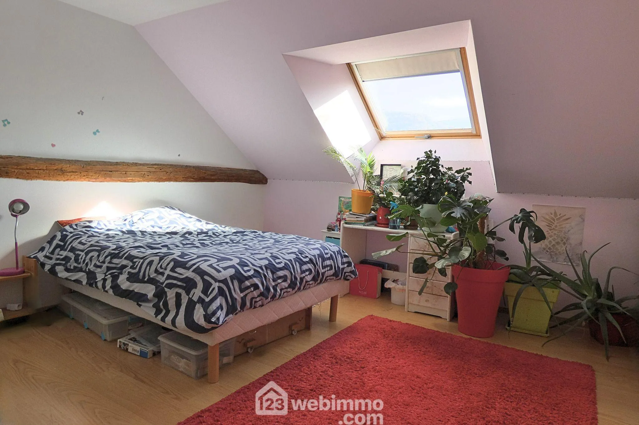 Charme et volumes : maison mitoyenne de 141 m² à Ugine 