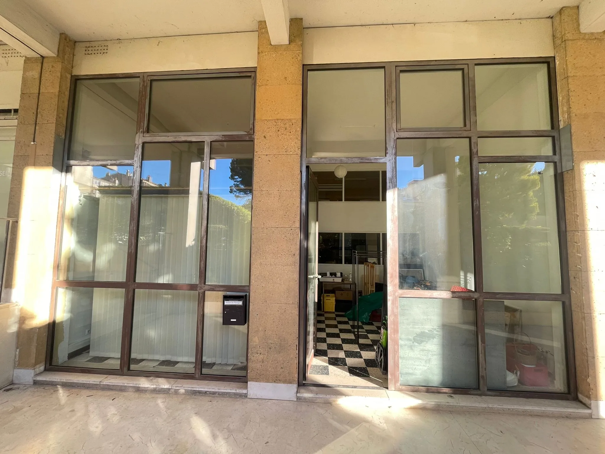 Local commercial de 97 m² à Marseille, emplacement stratégique, idéale pour commerce ou bureaux 