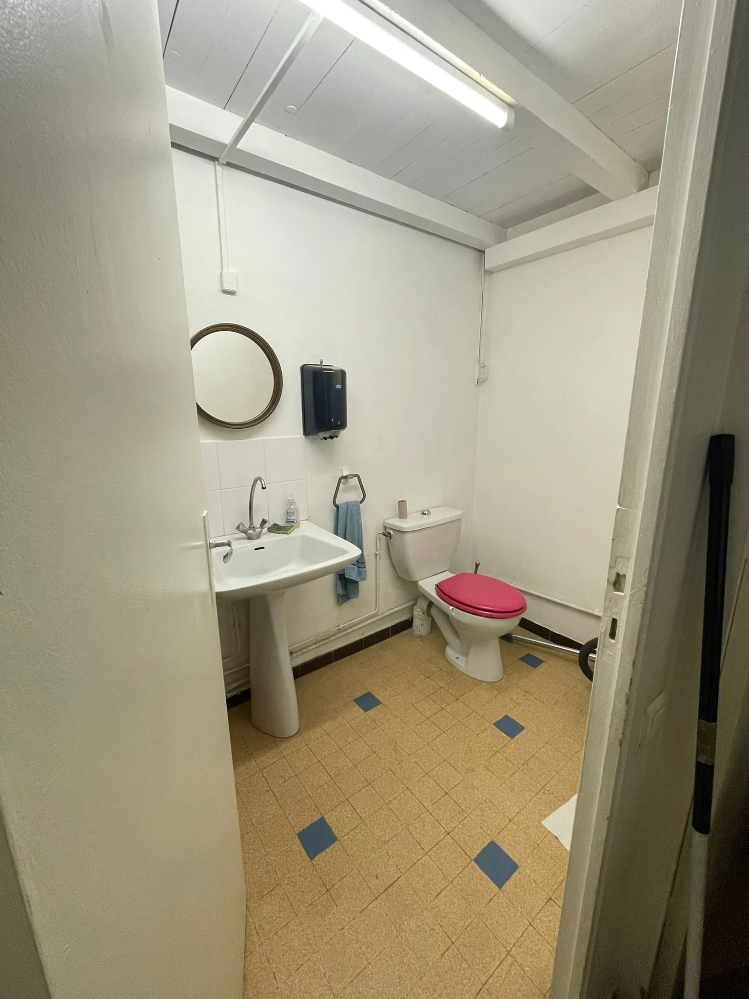 Local commercial de 97 m² à Marseille, emplacement stratégique, idéale pour commerce ou bureaux 