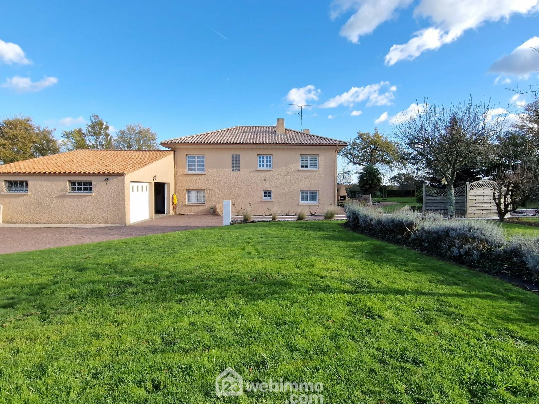 Grande maison à acheter à La Roche-sur-Yon – 168 m² avec dépendances et terrain constructible 