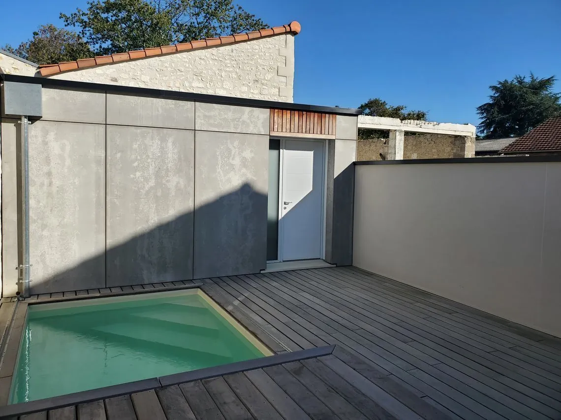 Maison moderne avec piscine, terrasse et 4 chambres à proximité d’Angoulême 