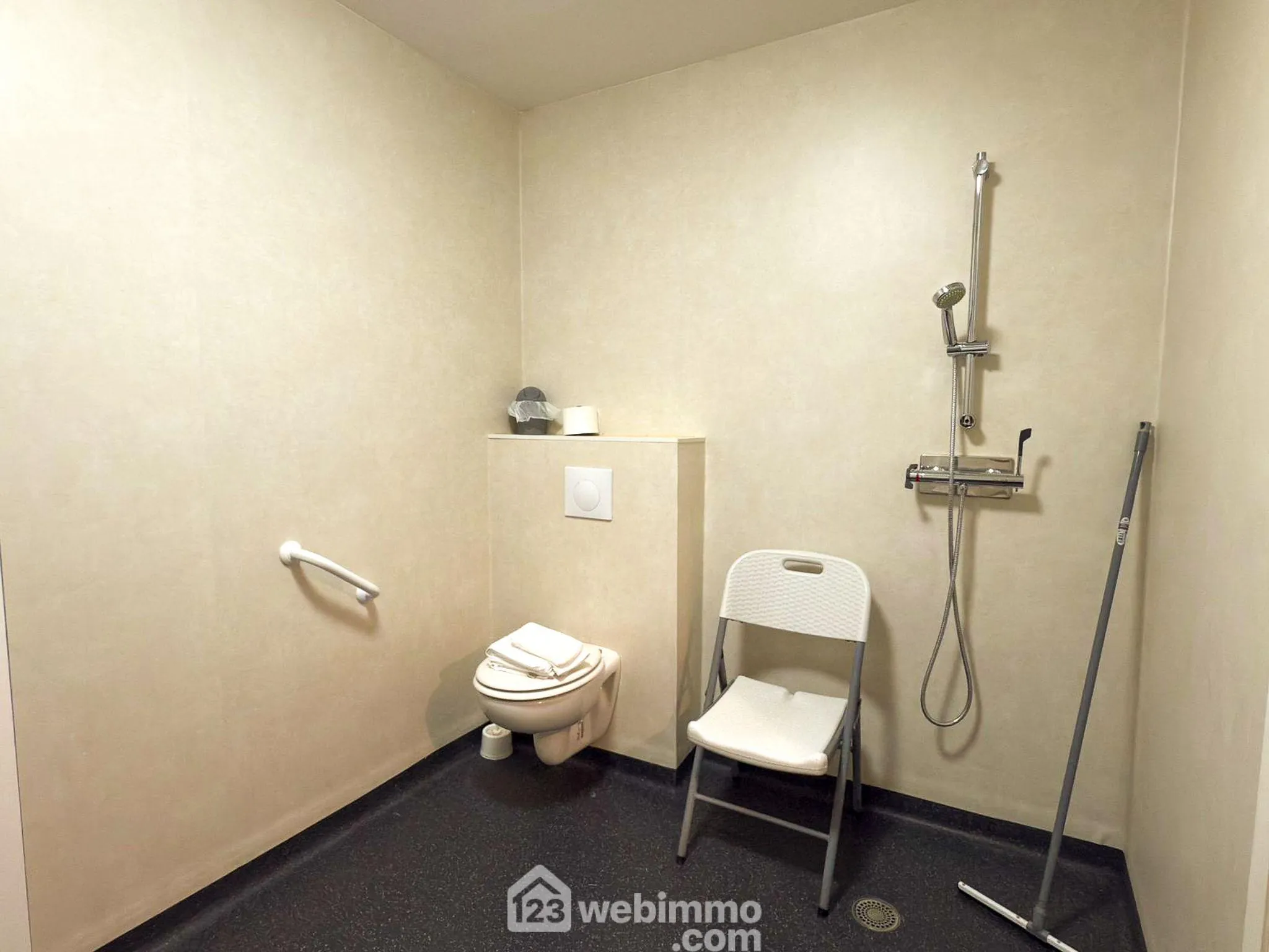 Studio meublé de 27m² à Mazé-Milon, idéal pour investissement locatif en résidence seniors 