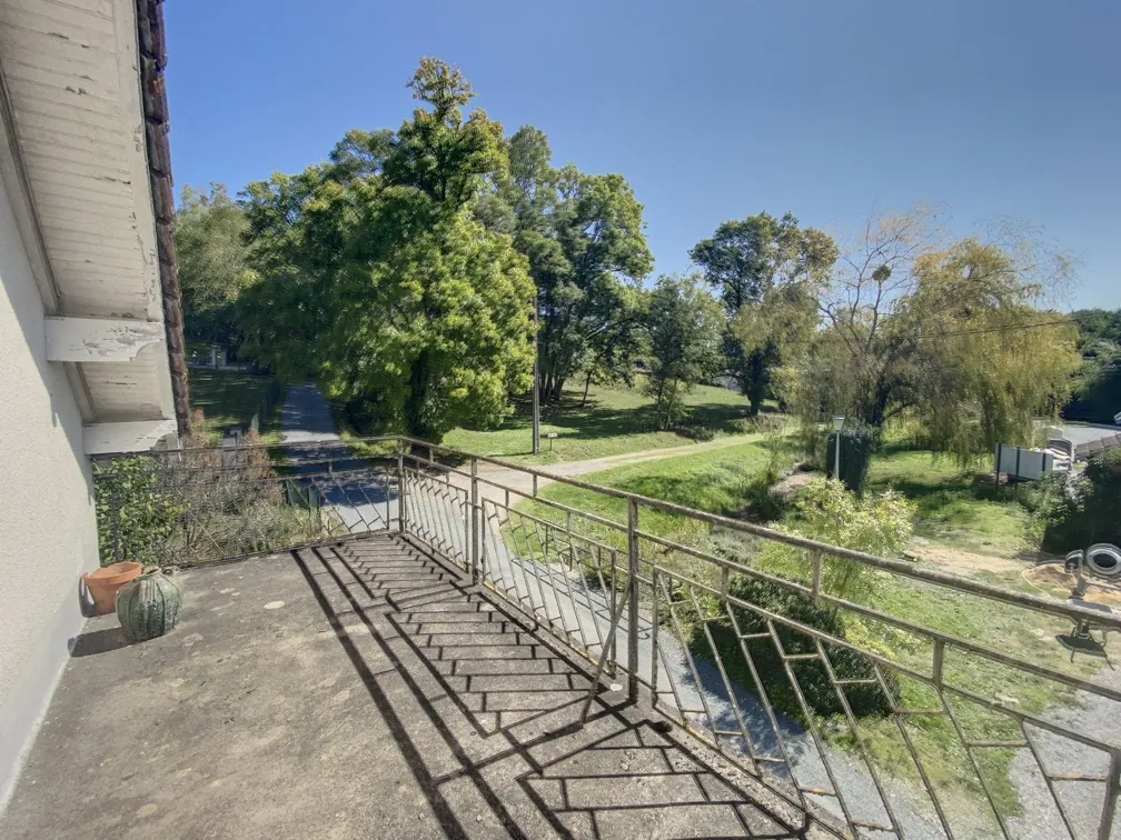 Ancien garage avec maison attenante à vendre à Manzac-sur-Vern, Dordogne 