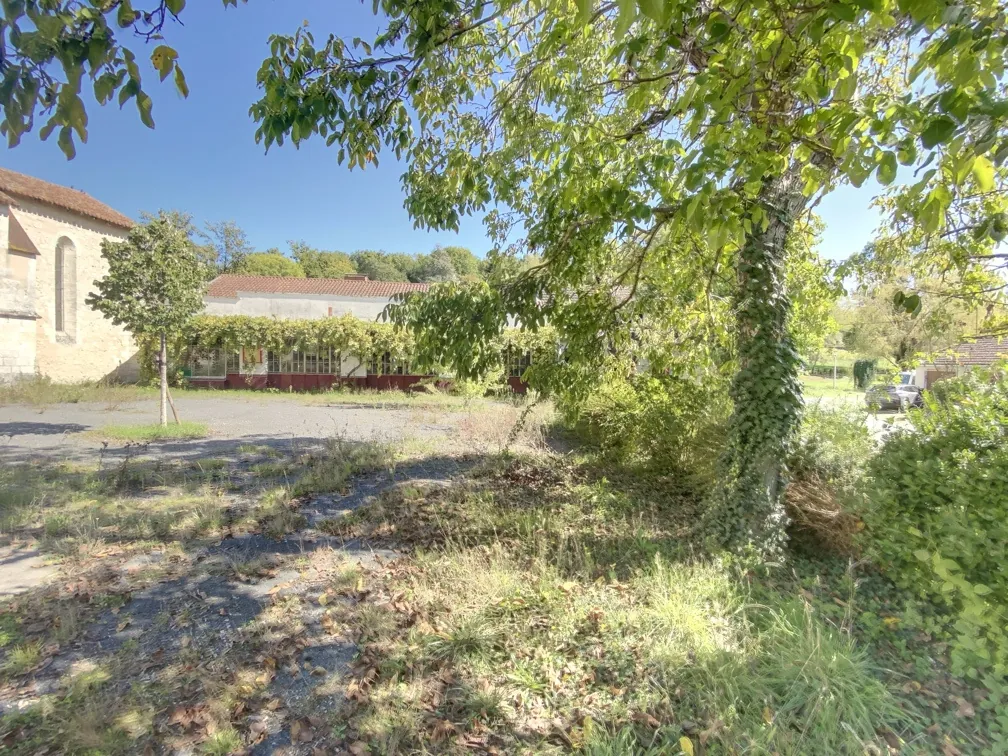 Ancien garage avec maison attenante à vendre à Manzac-sur-Vern, Dordogne 