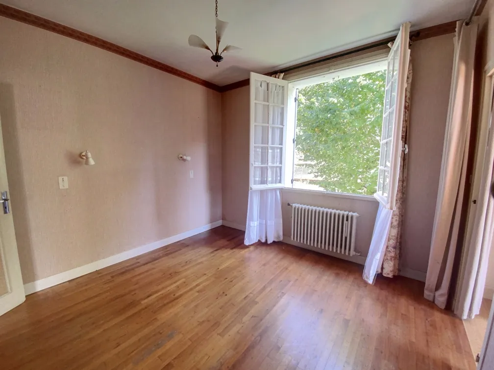 Ancien garage avec maison attenante à vendre à Manzac-sur-Vern, Dordogne 