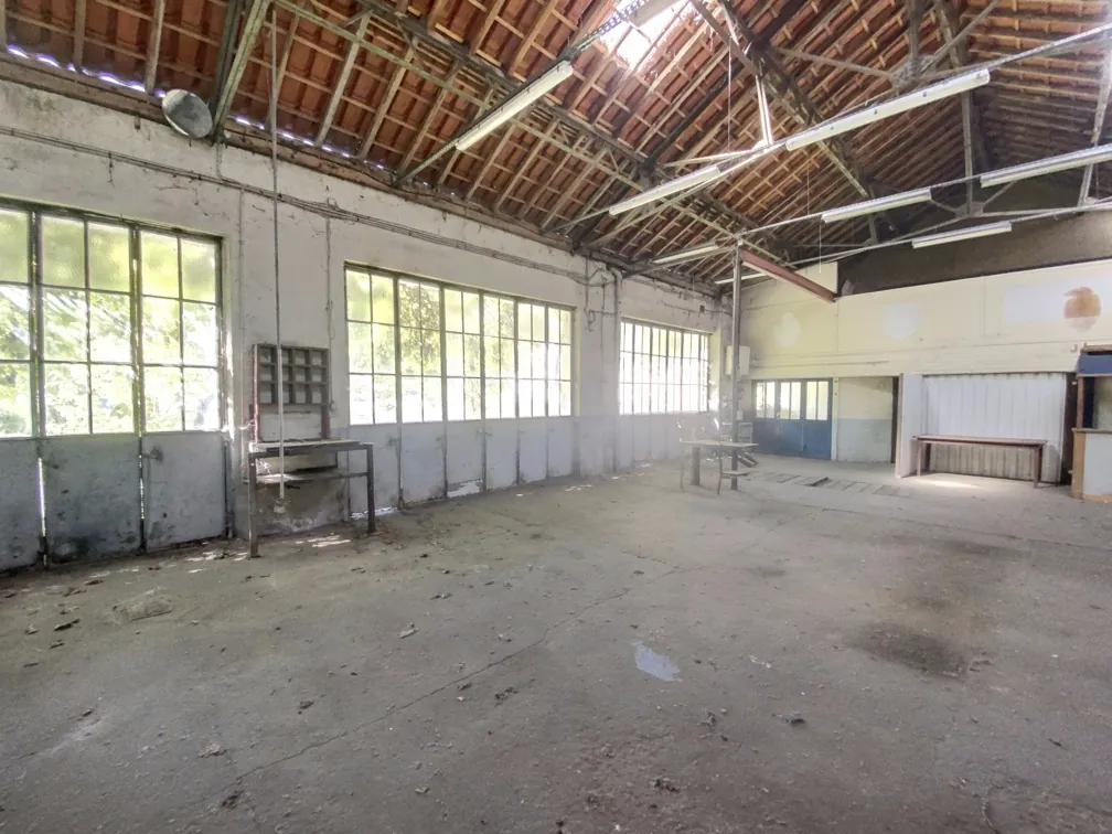 Ancien garage avec maison attenante à vendre à Manzac-sur-Vern, Dordogne 