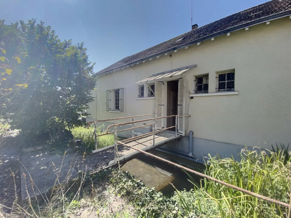 Ancien garage avec maison attenante à vendre à Manzac-sur-Vern, Dordogne 
