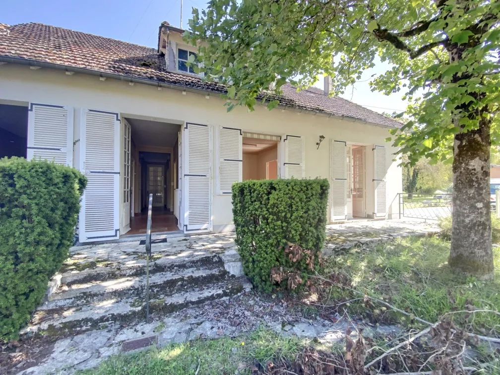 Ancien garage avec maison attenante à vendre à Manzac-sur-Vern, Dordogne 