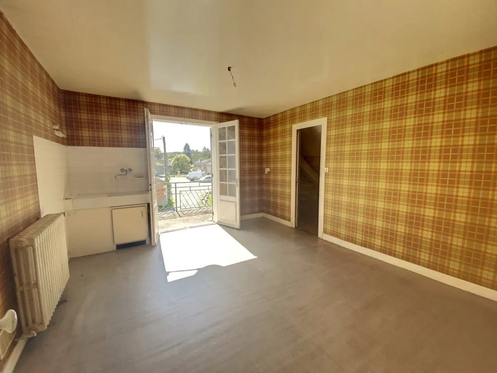 Ancien garage avec maison attenante à vendre à Manzac-sur-Vern, Dordogne 