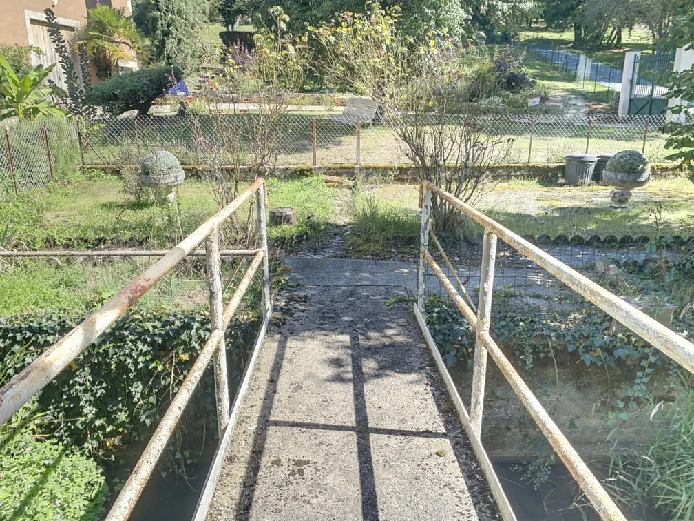 Ancien garage avec maison attenante à vendre à Manzac-sur-Vern, Dordogne 