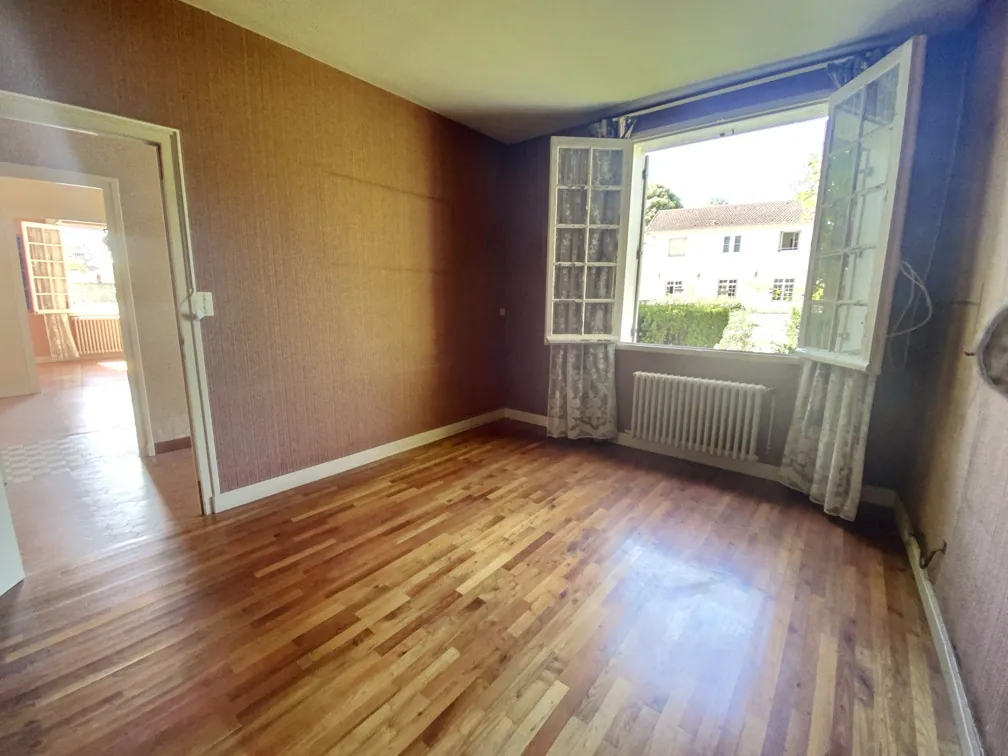 Ancien garage avec maison attenante à vendre à Manzac-sur-Vern, Dordogne 