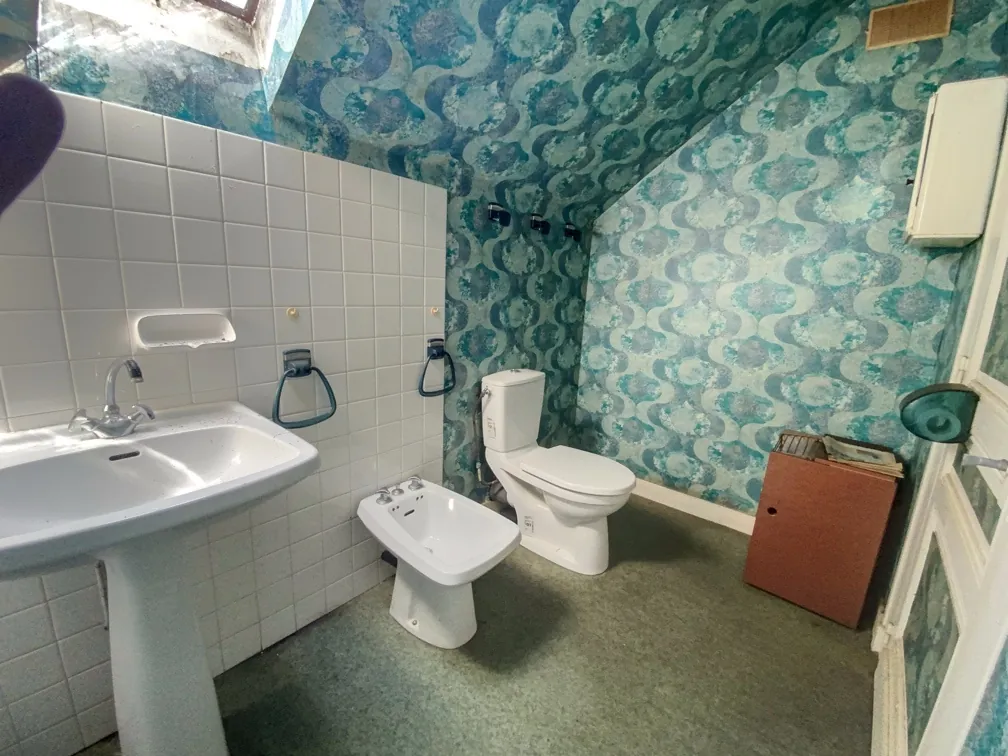 Ancien garage avec maison attenante à vendre à Manzac-sur-Vern, Dordogne 