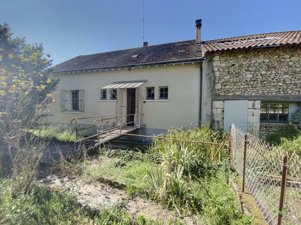 Ancien garage avec maison attenante à vendre à Manzac-sur-Vern, Dordogne 
