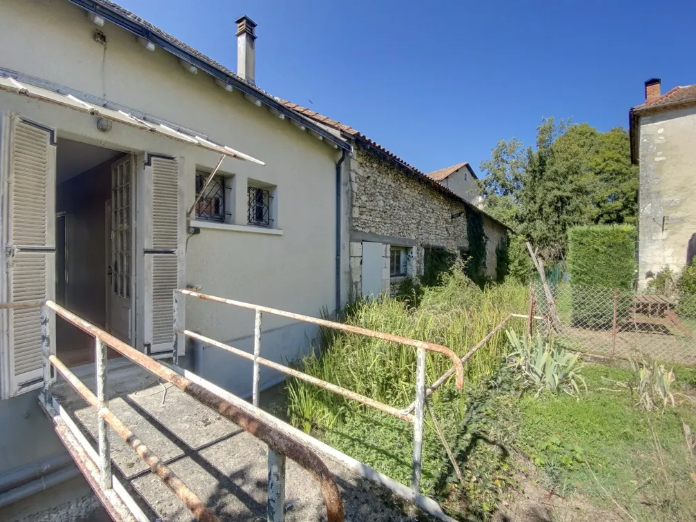 Ancien garage avec maison attenante à vendre à Manzac-sur-Vern, Dordogne 