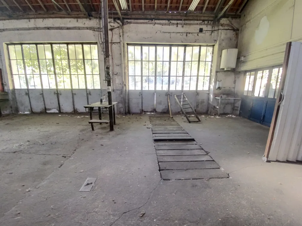 Ancien garage avec maison attenante à vendre à Manzac-sur-Vern, Dordogne 