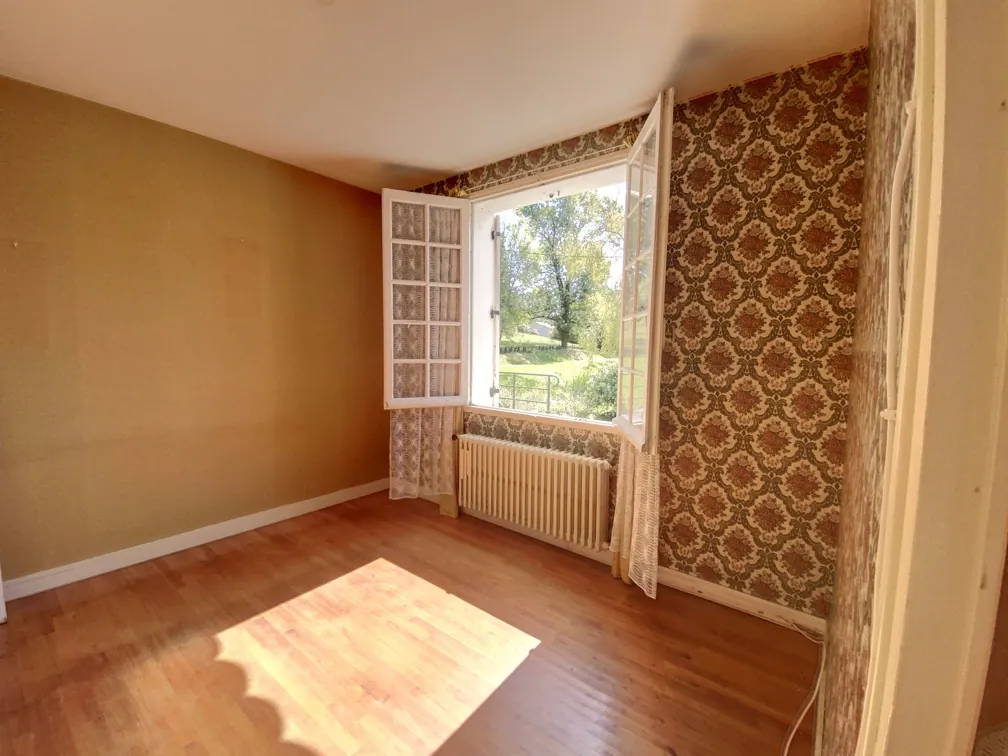 Ancien garage avec maison attenante à vendre à Manzac-sur-Vern, Dordogne 