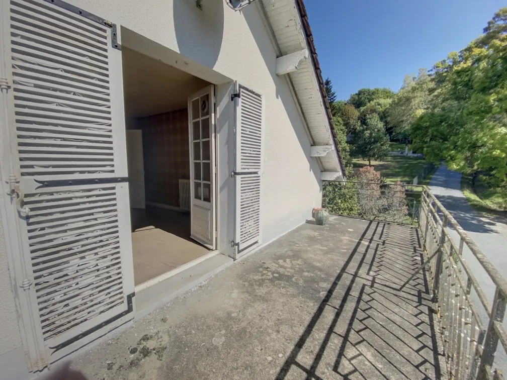 Ancien garage avec maison attenante à vendre à Manzac-sur-Vern, Dordogne 