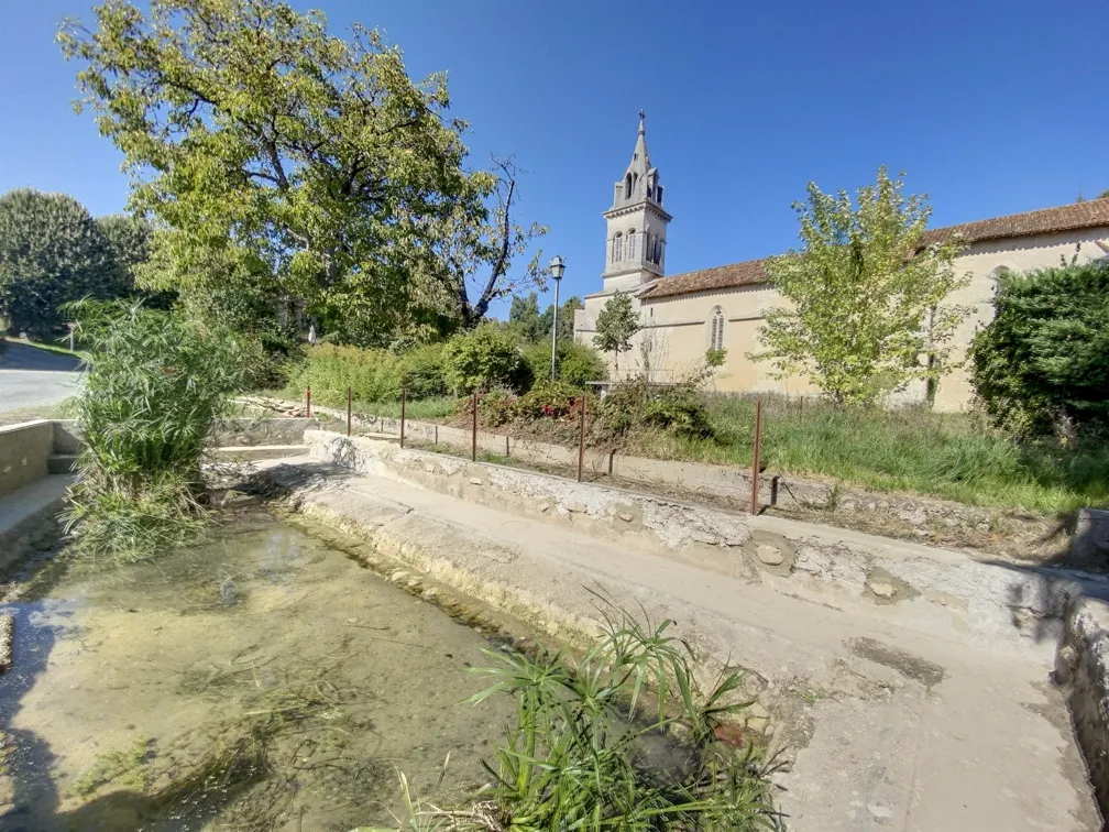 Ancien garage avec maison attenante à vendre à Manzac-sur-Vern, Dordogne 
