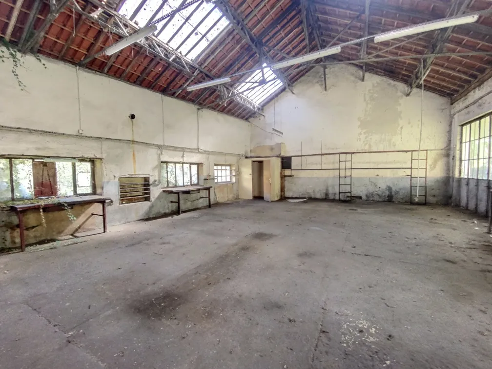 Ancien garage avec maison attenante à vendre à Manzac-sur-Vern, Dordogne 