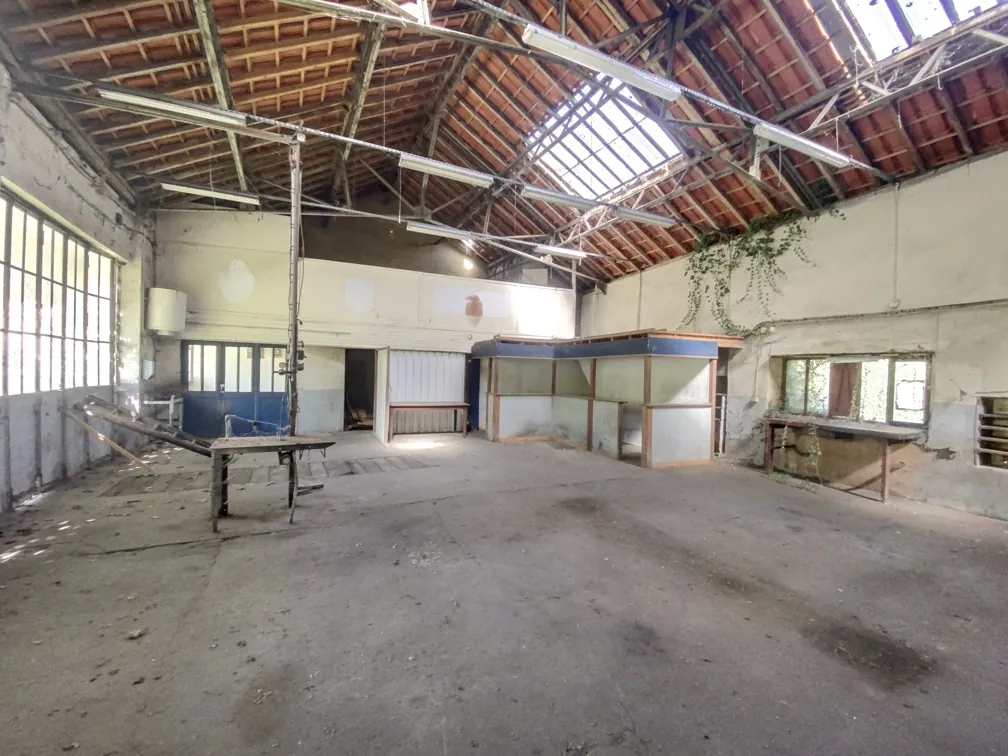 Ancien garage avec maison attenante à vendre à Manzac-sur-Vern, Dordogne 