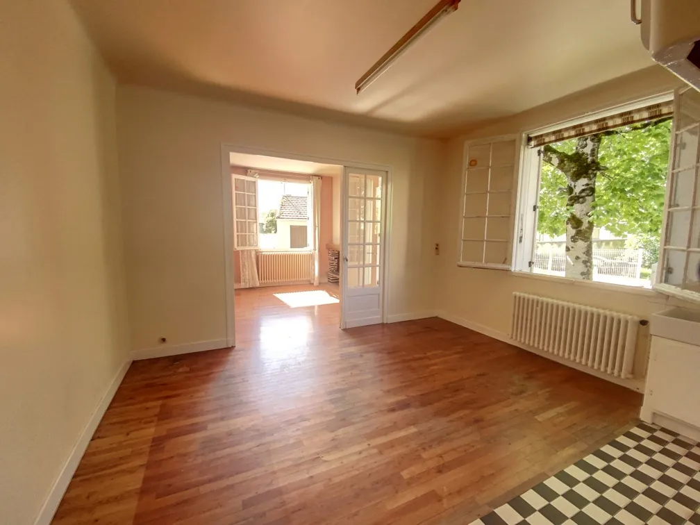 Ancien garage avec maison attenante à vendre à Manzac-sur-Vern, Dordogne 