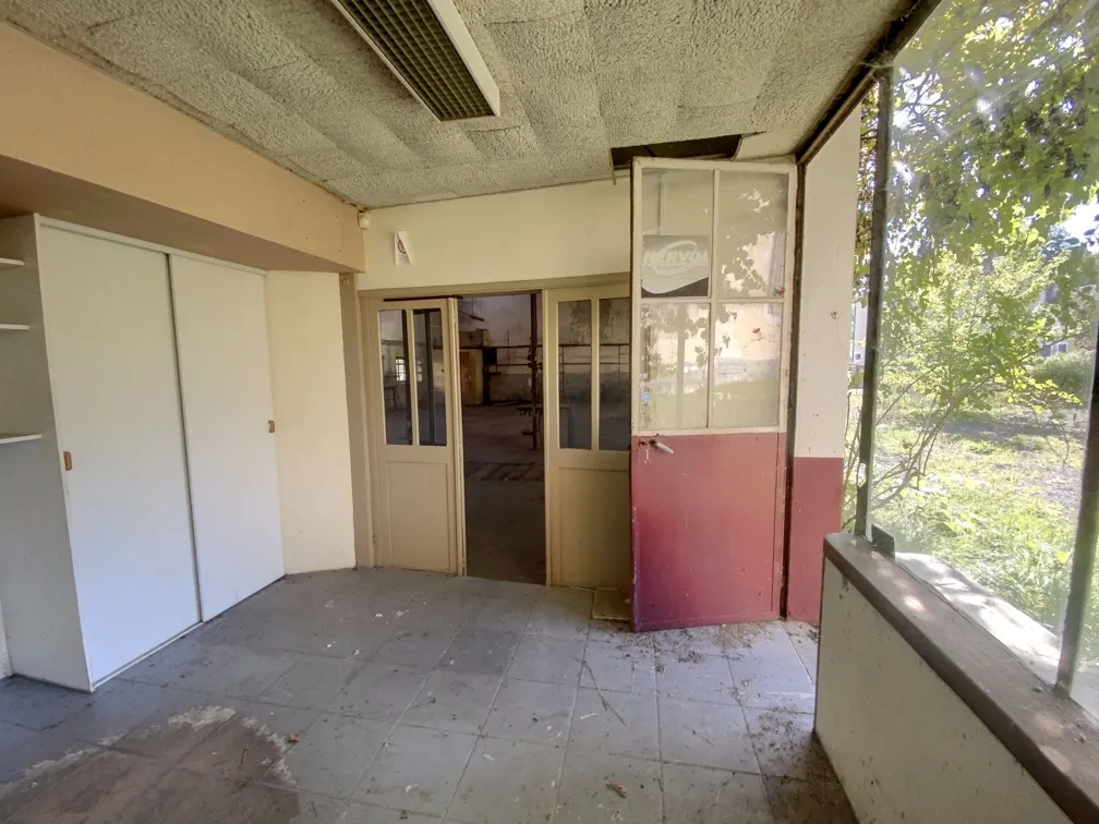 Ancien garage avec maison attenante à vendre à Manzac-sur-Vern, Dordogne 