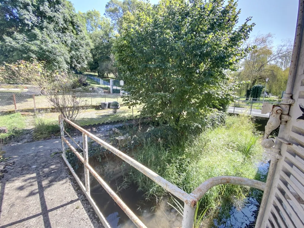 Ancien garage avec maison attenante à vendre à Manzac-sur-Vern, Dordogne 