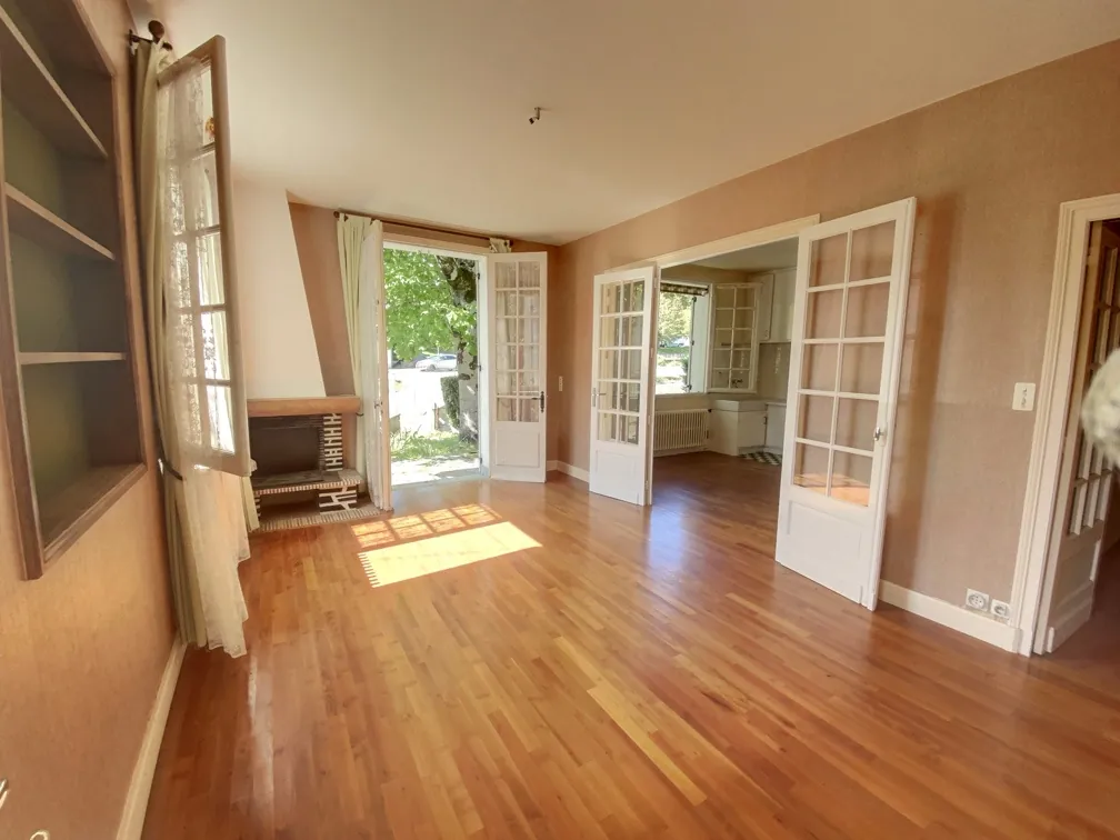 Ancien garage avec maison attenante à vendre à Manzac-sur-Vern, Dordogne 