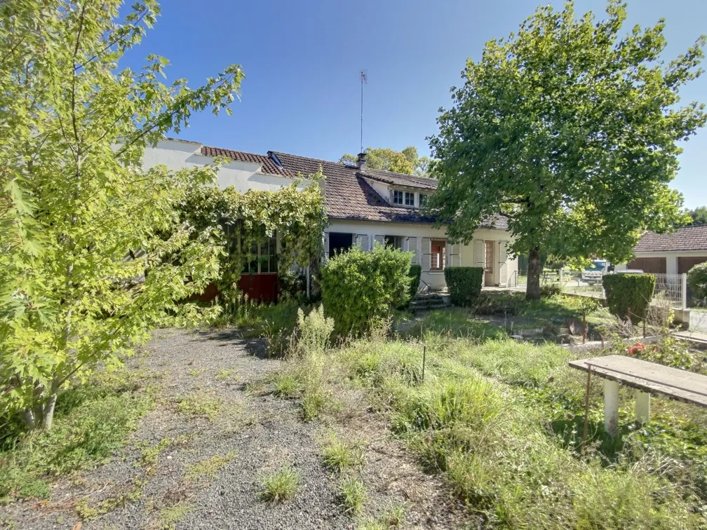 Ancien garage avec maison attenante à vendre à Manzac-sur-Vern, Dordogne 