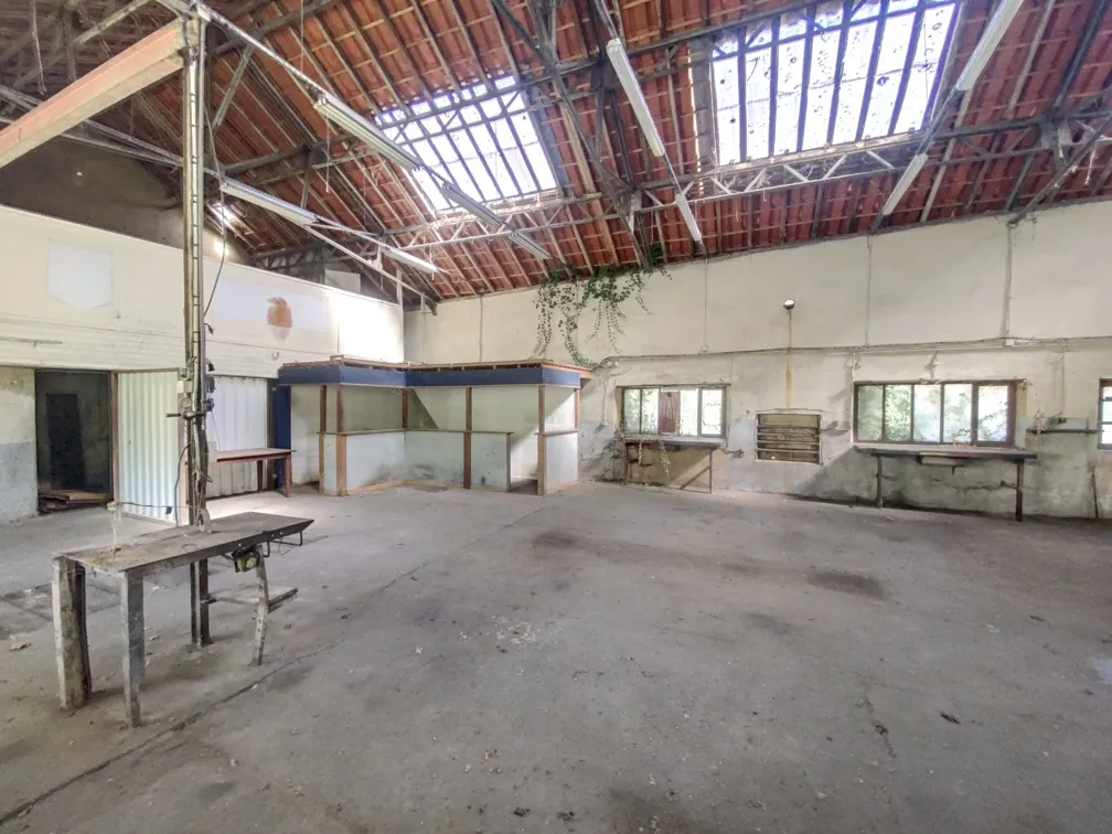 Ancien garage avec maison attenante à vendre à Manzac-sur-Vern, Dordogne 