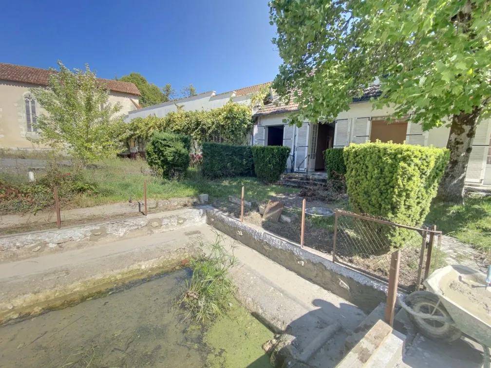 Ancien garage avec maison attenante à vendre à Manzac-sur-Vern, Dordogne 