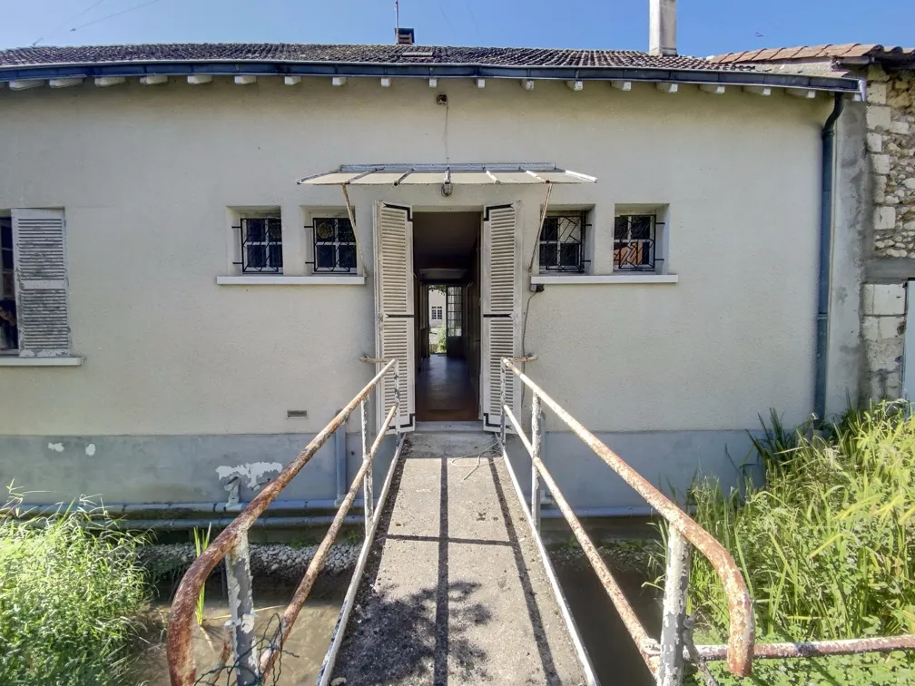 Ancien garage avec maison attenante à vendre à Manzac-sur-Vern, Dordogne 